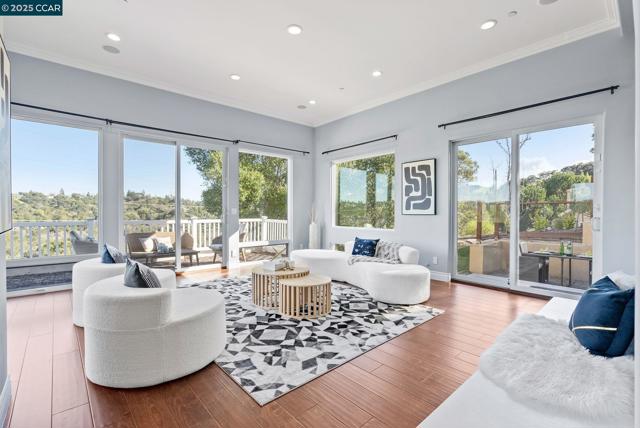 102 Barbara Rd, Orinda CA: https://media.crmls.org/mediaz/f3ef7ce8-6d70-4ece-bdd6-e3aae8ab7007.jpg