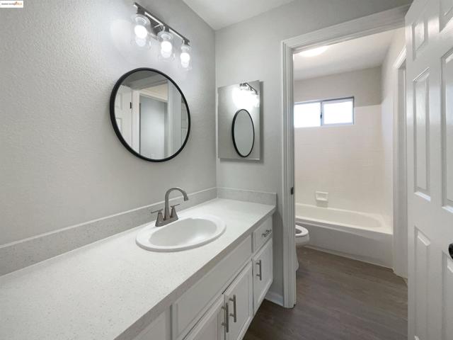 5214 Pavilion Ct, Fairfield CA: https://media.crmls.org/mediaz/f3efe3a7-3b9e-4a06-87b4-30debcd6aa95.jpg