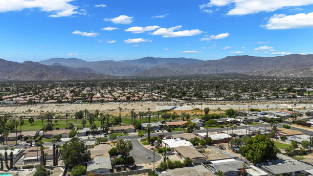 42570 Stephani Circle, Palm Desert CA: https://media.crmls.org/mediaz/f3f1bf37-7afa-488e-9a5e-eff97055bb19.jpg