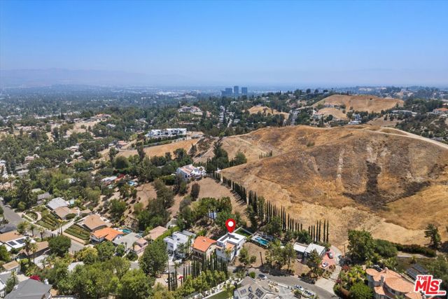 22960 Cass Avenue, Woodland Hills CA: https://media.crmls.org/mediaz/f3f60eec-6646-4d3d-847d-639492b882bc.jpg