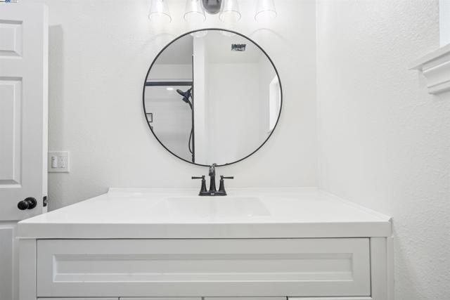 5542 Harvey Ave, Oakland CA: https://media.crmls.org/mediaz/f3f668d3-7dad-4623-8eeb-73d5dbaf5d6d.jpg