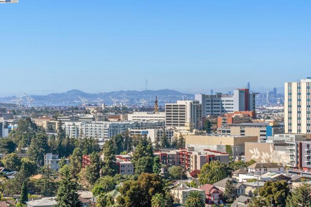 1 Kelton Ct, Oakland CA: https://media.crmls.org/mediaz/f3f6b33f-1445-4084-9e02-bbb9d26a781a.jpg