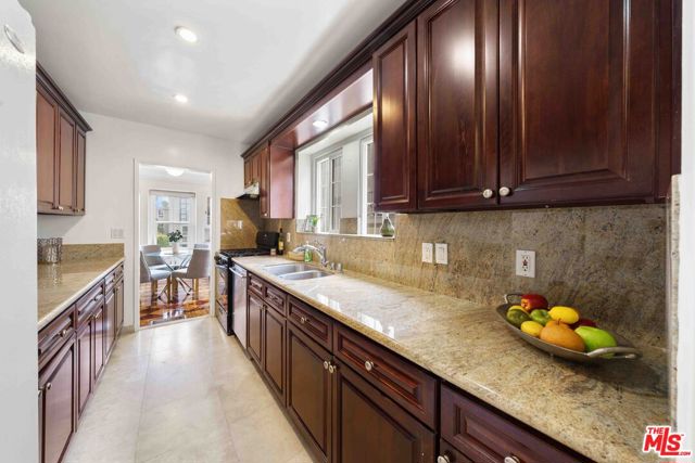 865 S Lucerne Boulevard, Los Angeles CA: https://media.crmls.org/mediaz/f3f6e78c-4400-4f23-bfa7-677180b6cbc9.jpg