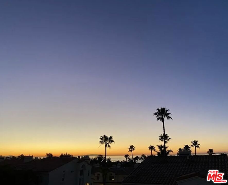 https://media.crmls.org/mediaz/f3f7d089-abcc-4bd7-8d4a-f763866be077.jpg?preset=X-Large