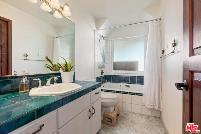 10827 Pacific View Drive, Malibu CA: https://media.crmls.org/mediaz/f3f89d4e-6213-48c0-9a25-446350a574b1.jpg