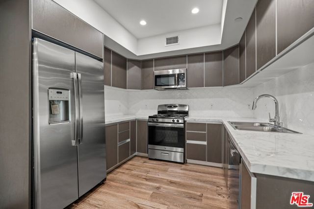 429 N Hayworth Avenue, Los Angeles CA: https://media.crmls.org/mediaz/f3f97534-7532-4848-a947-6500abada304.jpg