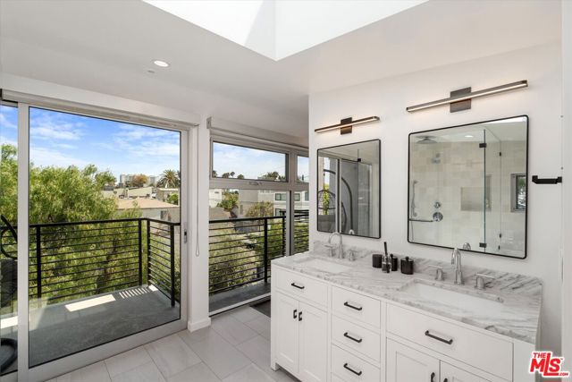 483 Carroll Canal Court, Venice CA: https://media.crmls.org/mediaz/f3f9bfbd-474a-4aec-a2a1-088f7585a273.jpg