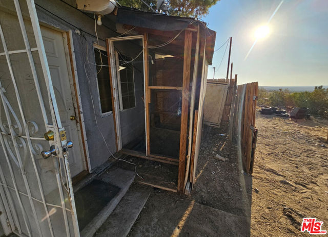 31576 Emerald Road, Lucerne Valley CA: https://media.crmls.org/mediaz/f3f9c9d5-83e1-4712-87de-bafa0a8ee0f4.jpg