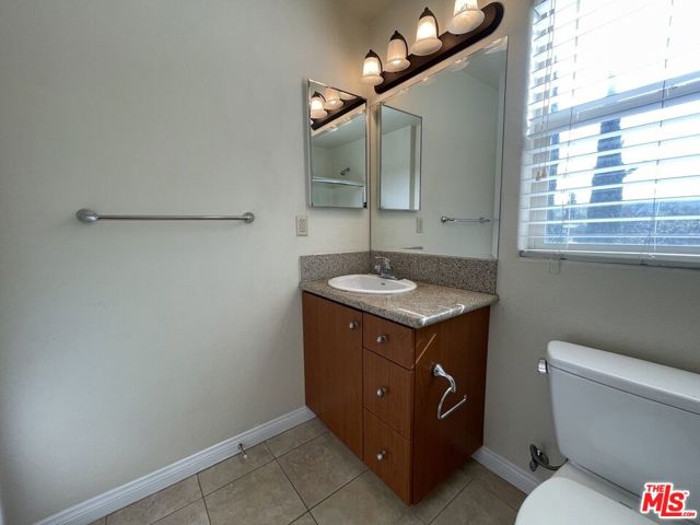 15024 Magnolia Boulevard, Sherman Oaks CA: https://media.crmls.org/mediaz/f3fc79d2-f3cd-453b-99df-961e7668021e.jpg