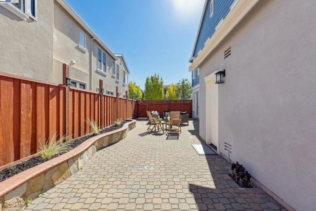 5 Cornelius Sq, Alameda CA: https://media.crmls.org/mediaz/f3fd1572-72fd-4782-86d8-df56a24d6f56.jpg