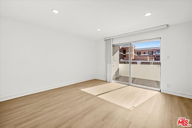 262 N Crescent Drive, Beverly Hills CA: https://media.crmls.org/mediaz/f3fd6600-5d7e-4a4d-901b-239e6d9a2c63.jpg