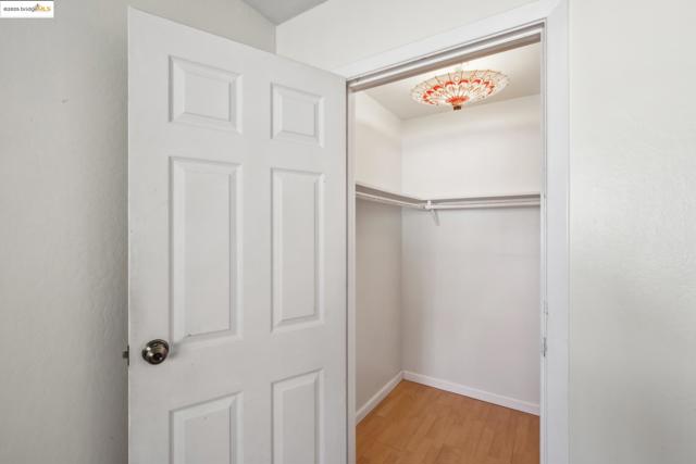 325 Kitty Hawk Rd, Alameda CA: https://media.crmls.org/mediaz/f3fe4572-b06a-42b7-865a-c704cda3a95d.jpg