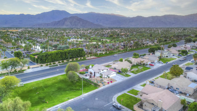 80687 Veranda Lane, Indio CA: https://media.crmls.org/mediaz/f3fff162-f886-497a-b3fd-502e6f0a313a.jpg