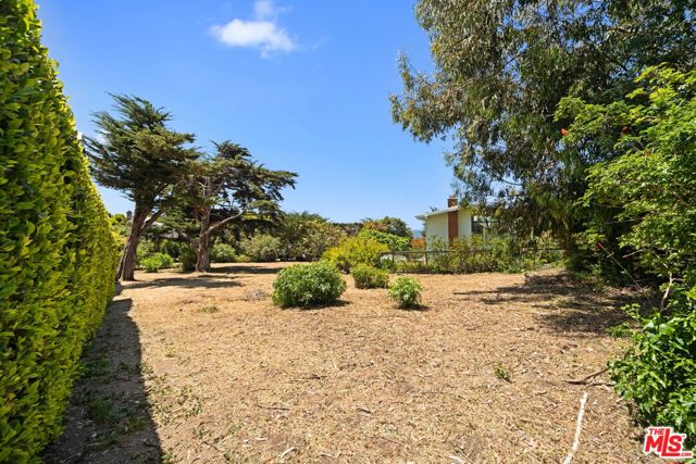 31826 Broad Beach Road, Malibu CA: https://media.crmls.org/mediaz/f3fffa5b-d758-44fe-884e-cb9c2a8da377.jpg