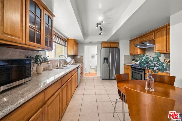 5840 Etiwanda Avenue, Tarzana CA: https://media.crmls.org/mediaz/f400a609-3f20-478a-8ba3-8f7c1d116961.jpg