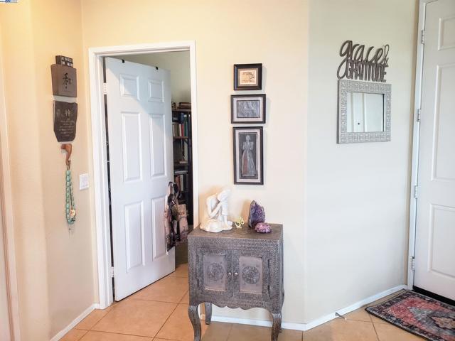 24350 Lorenzo Ln,  CA: https://media.crmls.org/mediaz/f402d745-ccc8-408b-a39a-c0770e1c426d.jpg