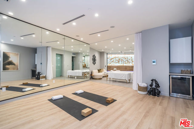 9406 Lloydcrest Drive, Beverly Hills CA: https://media.crmls.org/mediaz/f402fc91-924d-4a8a-b7c4-8d190dad3d99.jpg