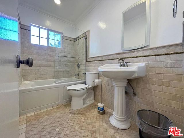 1111 11th Street, Santa Monica CA: https://media.crmls.org/mediaz/f4034d9c-17aa-41fd-873b-916318afe83f.jpg