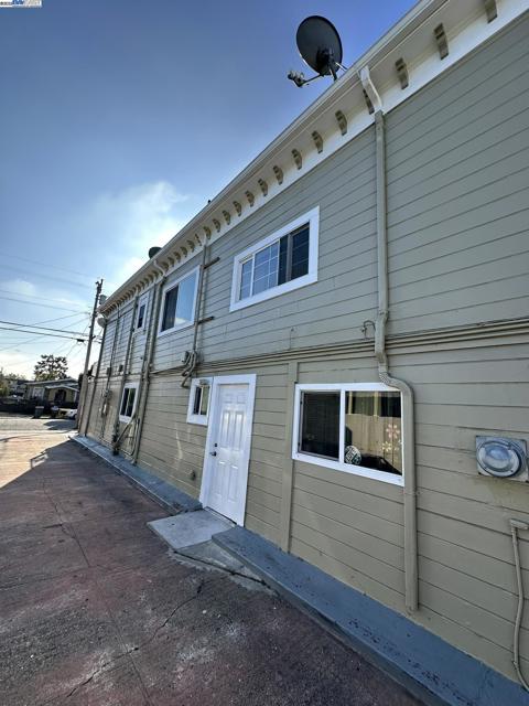 1725 96Th Ave, Oakland CA: https://media.crmls.org/mediaz/f4036bcb-bc3e-45a3-bbfa-22830a420429.jpg