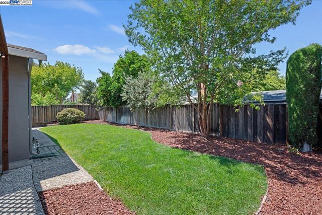 3186 Berkshire Ct, Pleasanton CA: https://media.crmls.org/mediaz/f40410ab-7245-42ad-8f9e-d5f3ea38d0ab.jpg