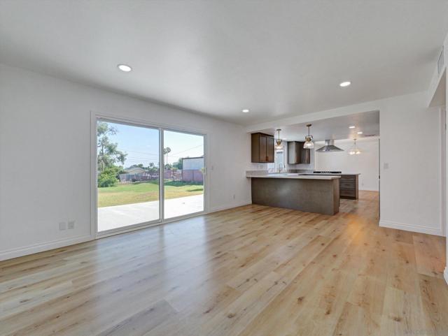 995 Bluecrest St, Corona CA: https://media.crmls.org/mediaz/f4047ff1-87ad-4865-b37f-8c737c2f4efc.jpg