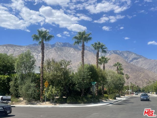 655 E Chuckwalla Road, Palm Springs CA: https://media.crmls.org/mediaz/f4048178-8978-4337-bc16-ff318033dac7.jpg