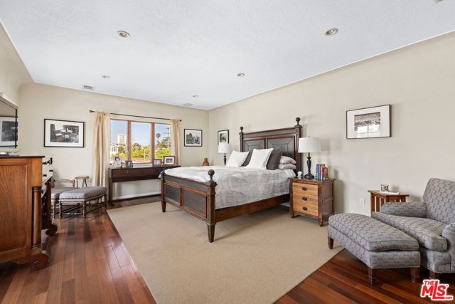 10516 Tennessee Avenue, Los Angeles CA: https://media.crmls.org/mediaz/f404e2fb-a368-439a-86f8-9349590607e9.jpg