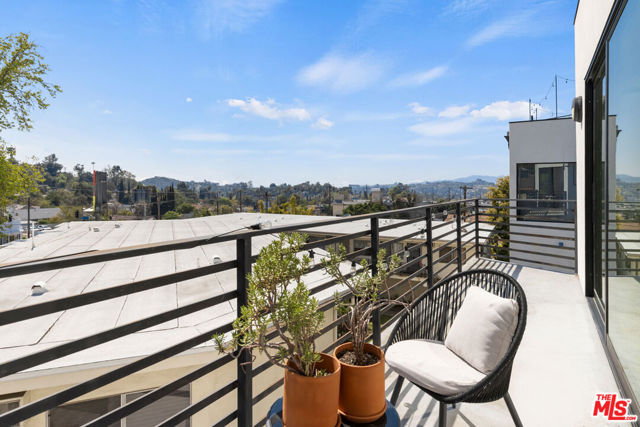 1403 Eagle Vista Drive, Los Angeles CA: https://media.crmls.org/mediaz/f404fd90-fef6-4994-b5bb-9962dbee7314.jpg