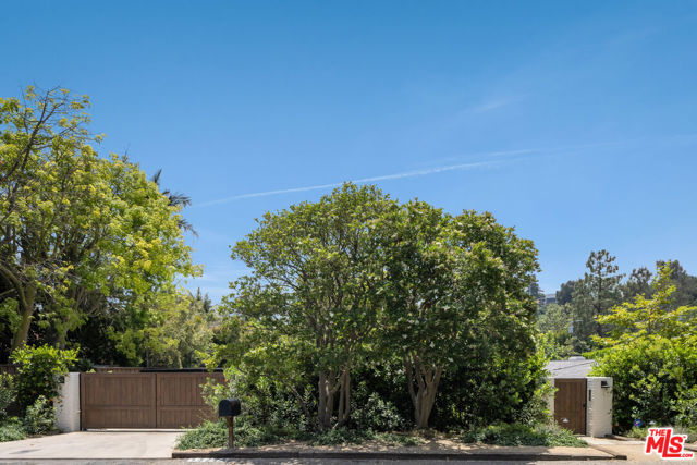 13214 Riviera Ranch Road, Los Angeles CA: https://media.crmls.org/mediaz/f4053392-f616-4aa9-bcdb-1c55695c6b40.jpg