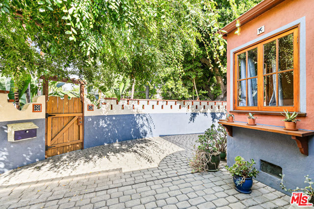 4171 Kraft Avenue, Studio City CA: https://media.crmls.org/mediaz/f4070bcd-9b54-4278-bc8f-4bb278d8c41b.jpg