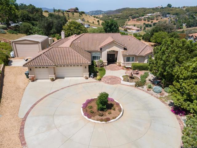 30646 Red Hawk Road, Valley Center CA: https://media.crmls.org/mediaz/f4075754-ec84-4767-b185-d74a5b428bc2.jpg