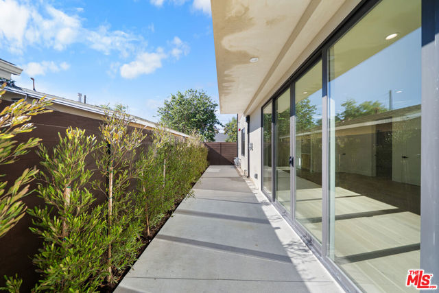 1688 N Sierra Bonita Avenue, Pasadena CA: https://media.crmls.org/mediaz/f407790c-28a9-4bf3-970a-e9d81c417472.jpg