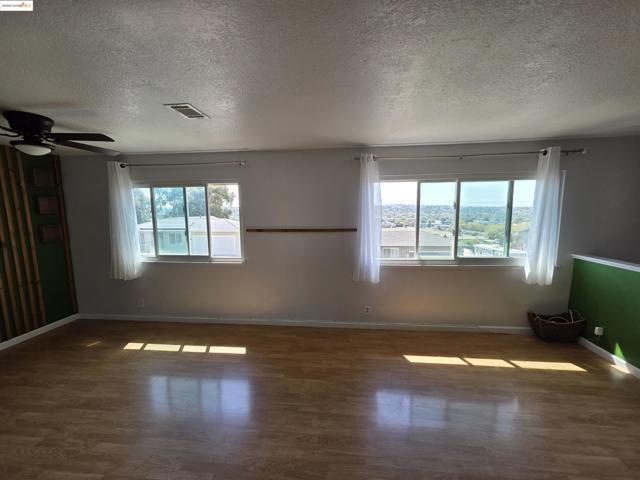 136 Evergreen Way, Vallejo CA: https://media.crmls.org/mediaz/f407b722-ddaa-415f-9007-c4e8b57020f3.jpg