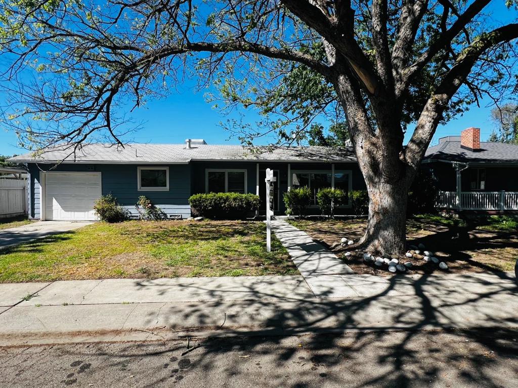 1805 De Ovan Avenue