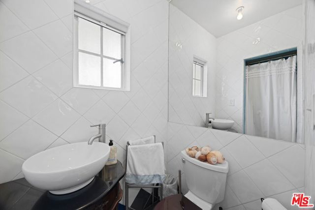 3806 Carnavon Way, Los Angeles CA: https://media.crmls.org/mediaz/f4083746-374e-4af2-be3c-f7acca477a11.jpg