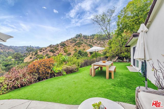2316 Laurelmont Place, Los Angeles CA: https://media.crmls.org/mediaz/f40a535b-03fd-41f8-84eb-1f859492a103.jpg