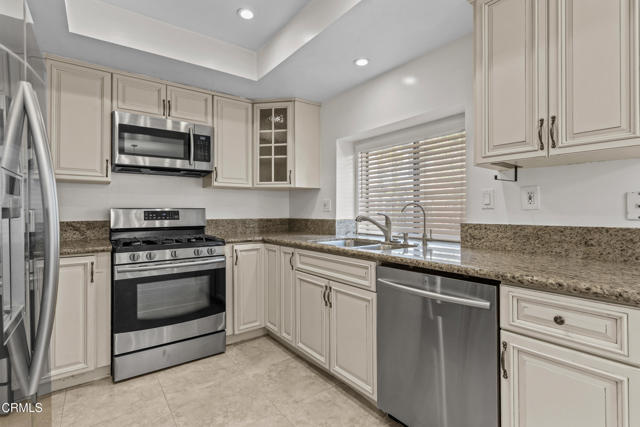 Detail Gallery Image 11 of 33 For 21931 Burbank Bld #5,  Los Angeles,  CA 91367 - 3 Beds | 2/1 Baths