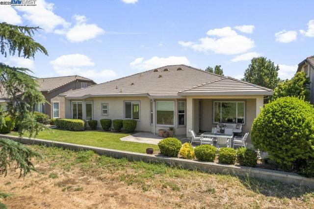 1123 Burghley Ln, Brentwood CA: https://media.crmls.org/mediaz/f40c6d7e-1b89-4994-8857-1cda955cf131.jpg