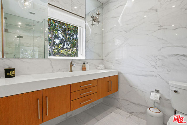 9451 Sunset Boulevard, Beverly Hills CA: https://media.crmls.org/mediaz/f40e4f0d-e6cf-4c38-bdb8-5d28ecd88605.jpg