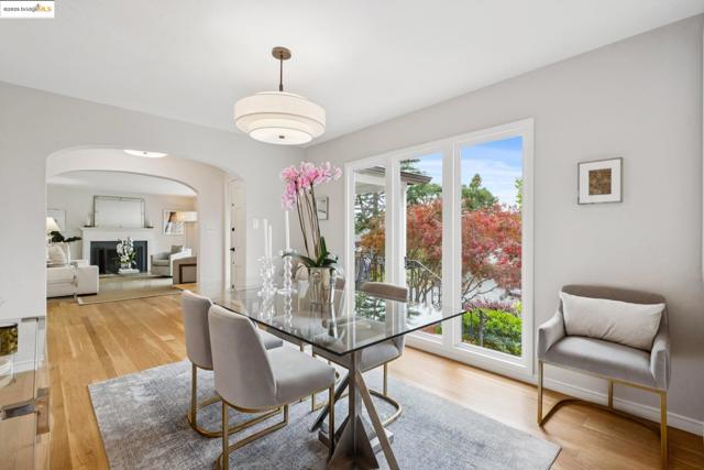 2250 Bywood Dr, Oakland CA: https://media.crmls.org/mediaz/f40ec18d-039b-4369-8127-1fabd4a9e053.jpg