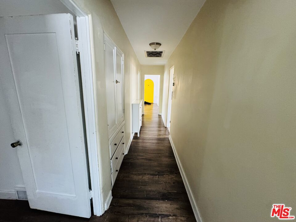 https://media.crmls.org/mediaz/f40f0b4f-747d-4d03-a74a-e773aa831c9b.jpg?preset=X-Large