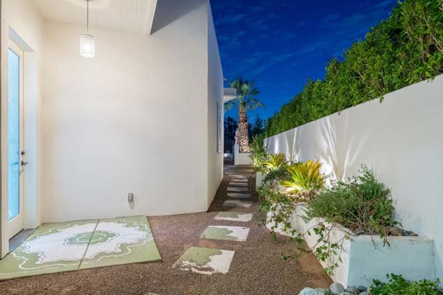 74775 Del Coronado Drive, Palm Desert CA: https://media.crmls.org/mediaz/f40f3574-cc8b-47a6-99a7-9e9a3078061a.jpg