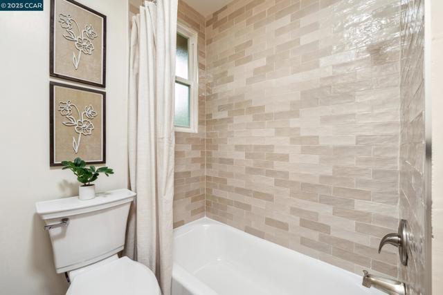 5810 Estates Dr, Oakland CA: https://media.crmls.org/mediaz/f40fe0d9-6558-4a9f-9f40-a7fadcb5e0b7.jpg