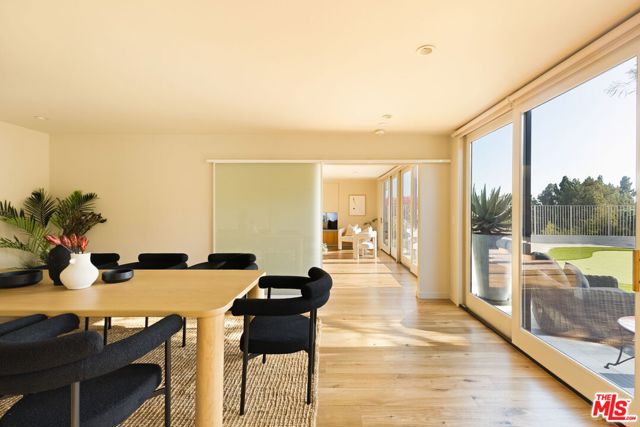 5284 Los Diegos Way, Los Angeles CA: https://media.crmls.org/mediaz/f4122328-13a0-4c7b-847a-149f0878c78a.jpg
