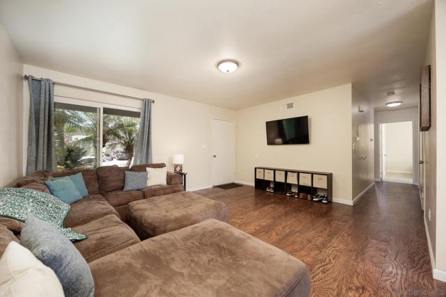 10835 Grand Fork Dr, Santee CA: https://media.crmls.org/mediaz/f412c102-e157-4a78-b915-4b40d4f66a23.jpg