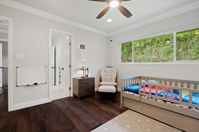 8874 La Jolla Scenic Dr N, La Jolla CA: https://media.crmls.org/mediaz/f4133f9d-d1a0-4765-bd7b-560572912a5f.jpg