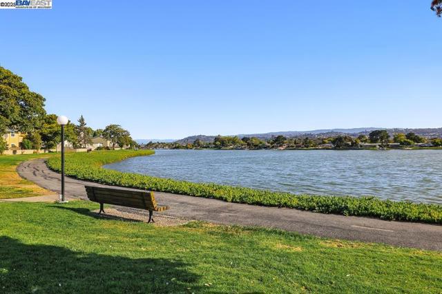 739 Aries Ln, Foster City CA: https://media.crmls.org/mediaz/f413b71f-a0e7-4140-937f-3ef98dafed0b.jpg