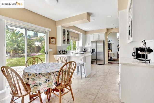 1281 Sea Vista Dr, Brentwood CA: https://media.crmls.org/mediaz/f414b9a9-ea63-424b-bcb7-ef846b3582e9.jpg