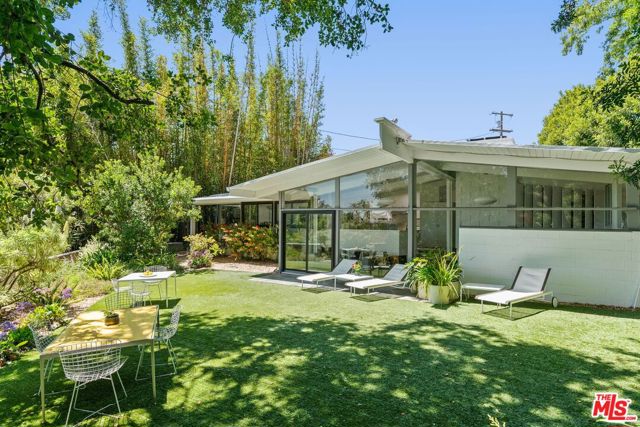 810 Bramble Way, Los Angeles CA: https://media.crmls.org/mediaz/f414fd84-efa4-4a49-811f-c3f8285ba9a6.jpg
