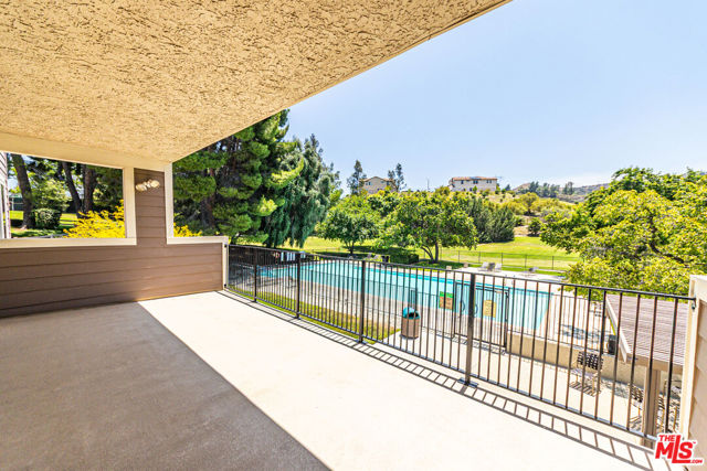 20055 Avenue Of The Oaks, Newhall CA: https://media.crmls.org/mediaz/f415c295-fbcf-416a-91a4-7b7c3af00475.jpg